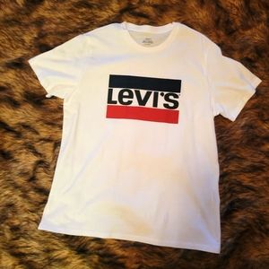 White Levi's tshirt